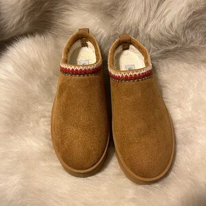 Fleece lined slippers women’s size 8.5